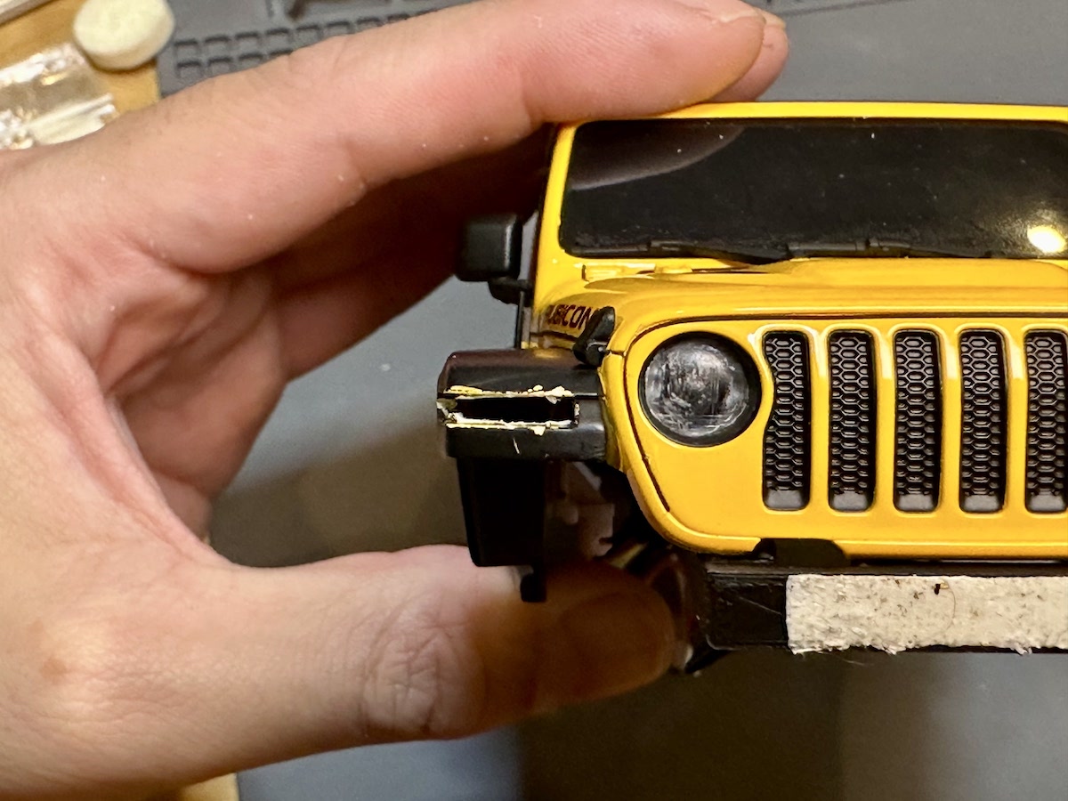 ミニッツ4x4 ラングラーのフロントフェンダーデイライトを自作して