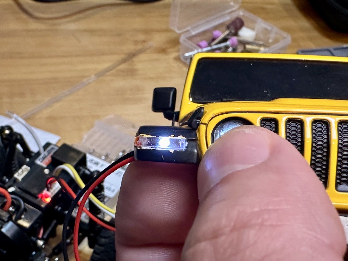 ミニッツ4x4 ラングラーのフロントフェンダーデイライトを自作して