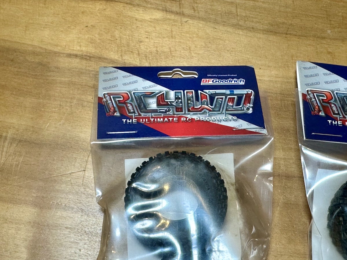 京商のミニッツ4x4用ホイールに0.7インチ社外品タイヤの装着