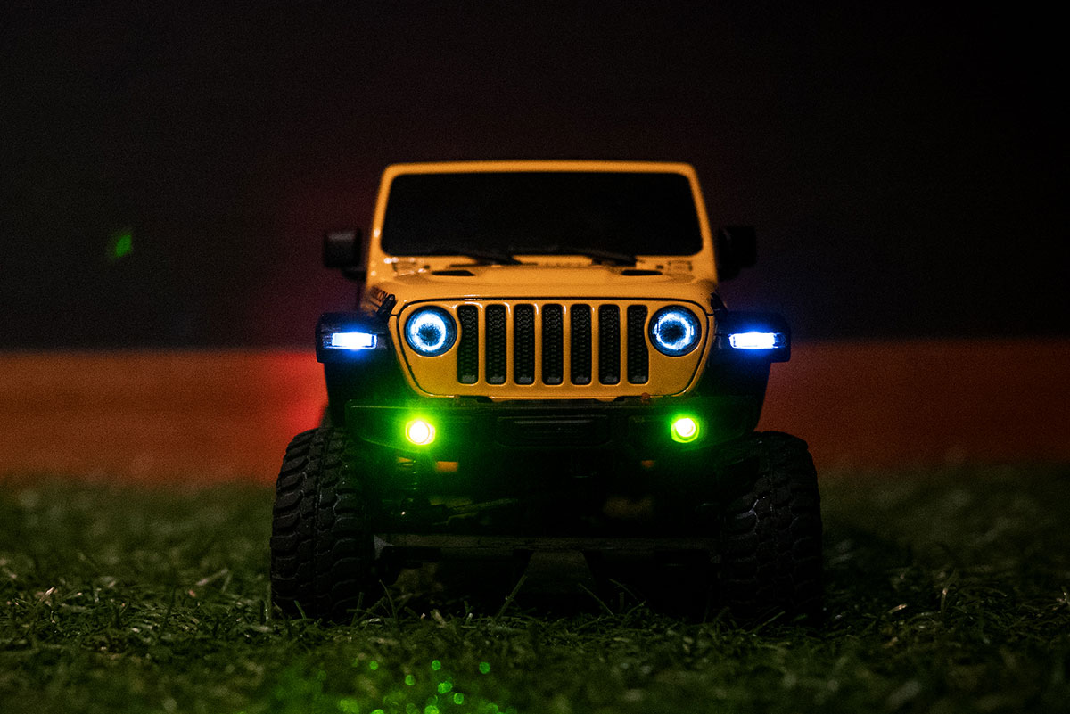 ミニッツ4x4 ラングラーに電池ボックスを追加してLED12灯が点灯 | WdwC