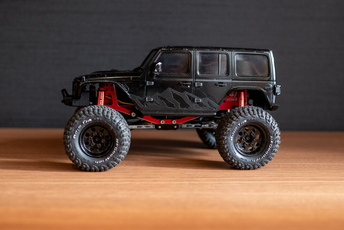 ミニッツ4x4のブラシレスモーターと社外サーボに交換した効果と変化